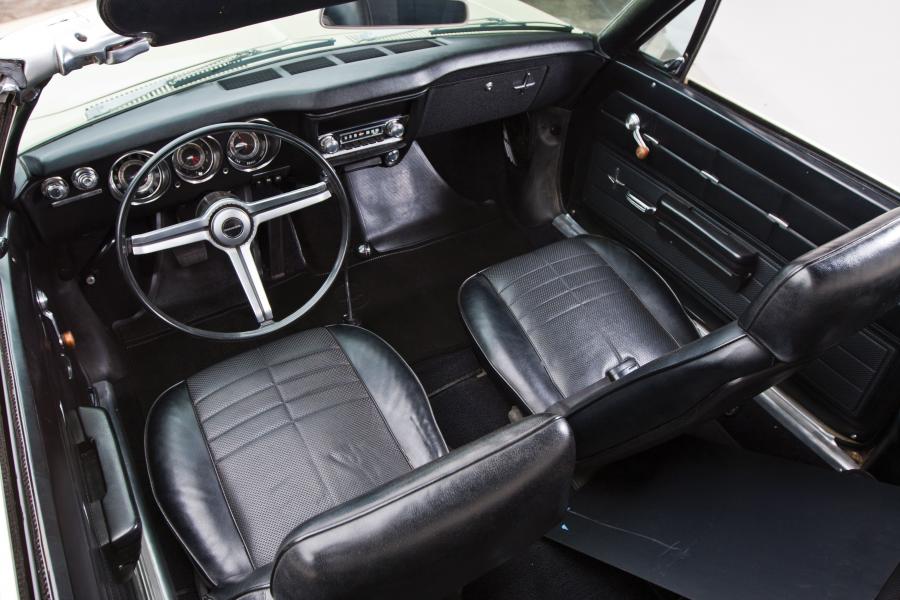 Интерьер Chevrolet Corvair Monza Convertible Coupe 1969 года  (фото 16 из 18)